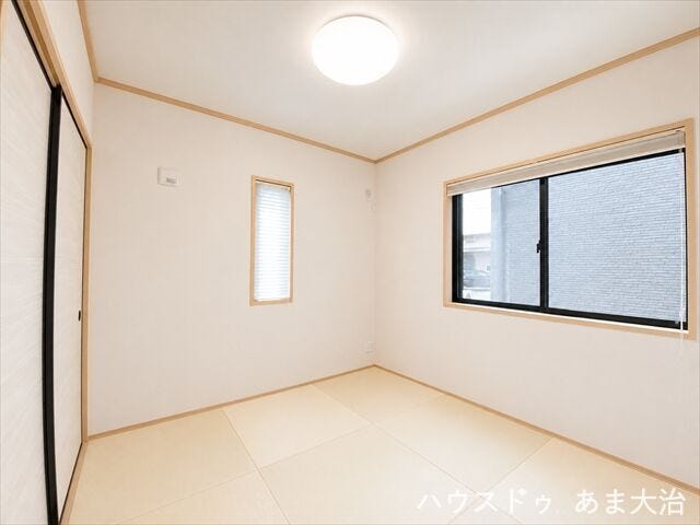 和室も設けています。畳なので直接寝転んでも腰への負担も少ないです。
※居住中につき一部画像の加工を行っております