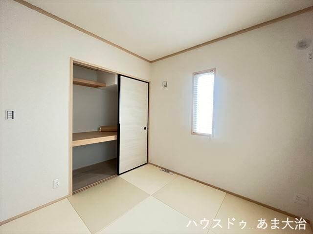 大型の押し入れがあります、寝具等もすっきりと収納ができそうですね。