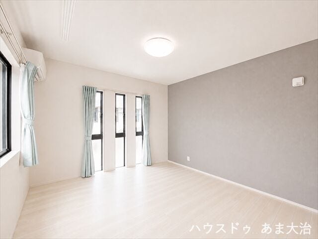 アクセントクロスが爽やかな印象を与えてくれる洋室。各窓にカーテン付き◎入居時費用を抑える事ができそうですね。
※居住中につき一部画像の加工を行っております