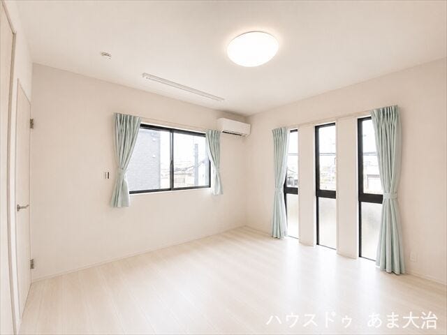 大型のWICもあり、ご夫婦兼用でご利用いただいてもゆとりのある造りです。※居住中につき一部画像の加工を行っております