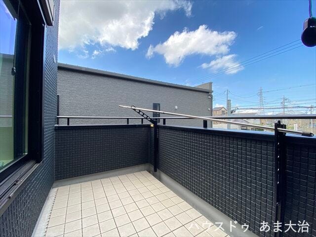 廊下から出入りができるバルコニーです。低い位置に洗濯竿を設置できるのため、周りからの視界を気にせず、洗濯物を干せそうですね。