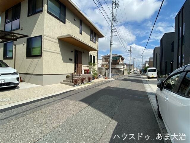 幅員約4.9mの前面道路です。車がすれ違うのに安心な道幅です。道幅が広すぎると交通量が増えてしまうのも心配ですので、これぐらいが理想的な道幅なのかもしれませんね。
