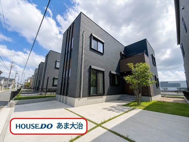 【外観】
大治町長牧に4LDKの中古戸建てが登場です。
18帖のLDKに独立型の和室、あると嬉しい床暖房、太陽光&蓄電池を搭載した家計に優しい邸宅です。駐車は並列で2台可能です。