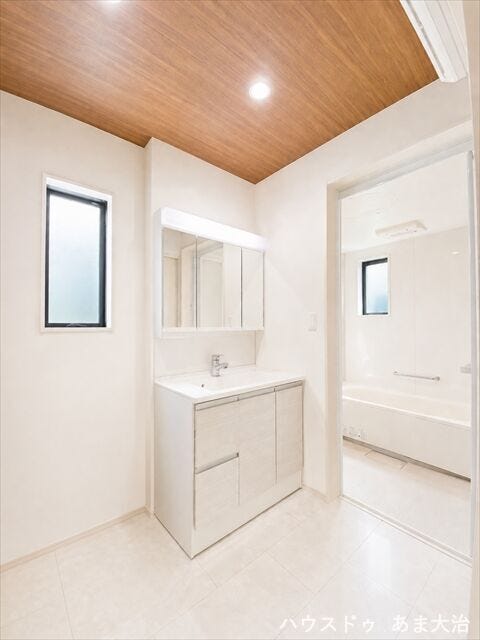 明るい色味の洗面所。気持ちも明るくなりますね。
※居住中につき一部画像の加工を行っております