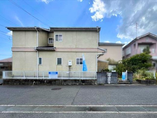 北側道路から撮影:徒歩10分圏内にスーパーやドラッグストアがあり生活に便利な場所です