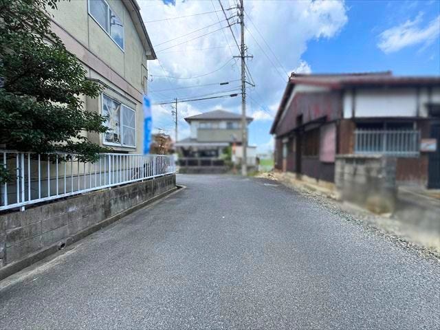 北東側の前面道路、幅員約4.7mです。お子様と手を繋いで歩いている横を車が通り抜けれる道幅となっています。安心してお子様と一緒にお出掛けする事が出来ます。