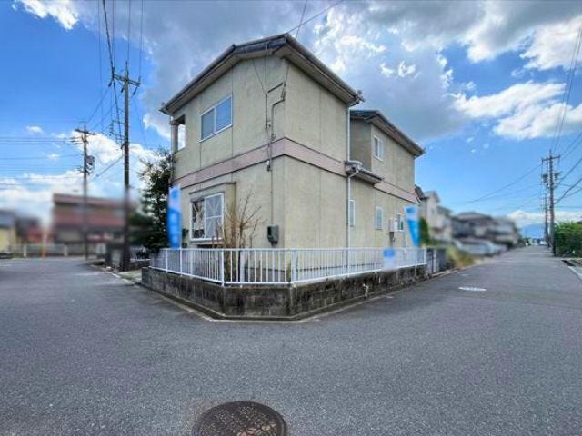 光と風が通りやすい角地です。北東側幅員約4.7m、南西側幅員約5.8mの前面道路です。車がすれ違える道幅です。車1台とベビーカーですれ違っても余裕のある道幅は安心ですね。