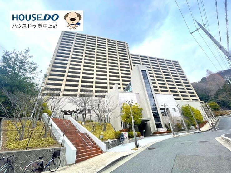 緑豊かな高台の住宅地に立地。セキュリティシステム、共用施設が充実したペット飼育可能マンションです。北大阪急行「千里中央駅」直通のシャトルバスもございます。