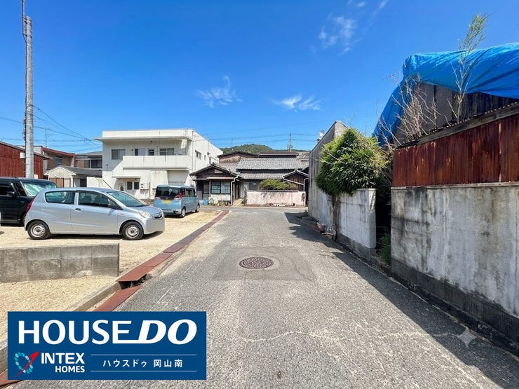 【安心感のある前面道路】
敷地へと続く前面道路は、周辺の穏やかな雰囲気が感じられる落ち着いた空間です。お子様の通学や毎日の移動も、周囲の目を気にせず穏やかに過ごせます。
