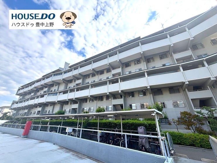 緑豊かな住環境に囲まれた大規模団地。教育施設やスーパー、公園が徒歩圏に揃い、子育て世帯にも暮らしやすい住環境が魅力です。