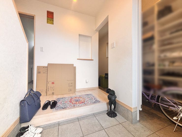 室内(2026年8月)撮影
◎現地案内予約受付中!◎
上がり框はゆとりある幅で、小さなお子様と一緒でもゆったり靴の脱ぎ履きができます!