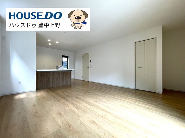 【外観】
【LDK】陽光が差し込む約17.3帖のLDK。2面採光の明るさが心地よく、家族の笑顔が広がる空間です。