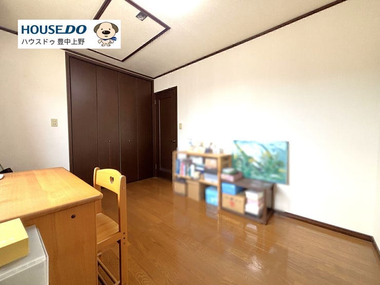 洋室2
上部には約3.2帖の屋根裏収納がございます!