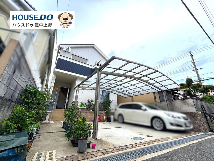 【外観】
並列2台駐車可能なカーポート付きのゆとりあるお住まい!前面道路は交通量も少なく小さなお子様のいるご家庭でも安心の立地です♪