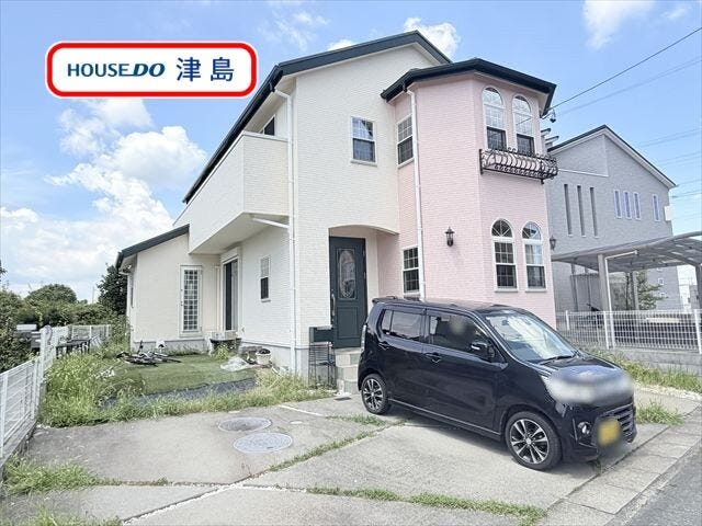 【外観】
2013年4月築の4LDK中古一戸建て。ピンク×ホワイトのツートンカラーが目を引く、明るくおしゃれな外観。