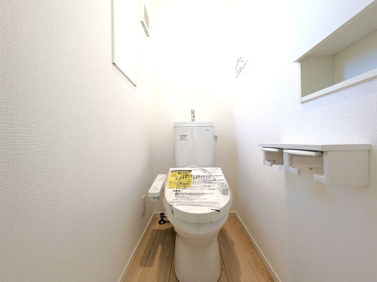 ■温水洗浄便座付きトイレ■
1階・2階の2箇所にトイレを設置!朝の混雑時も安心です。白を基調とした清潔感ある窓付き空間で、明るく換気もスムーズ。シンプルな配色で毎日気持ちよくご使用いただけます。