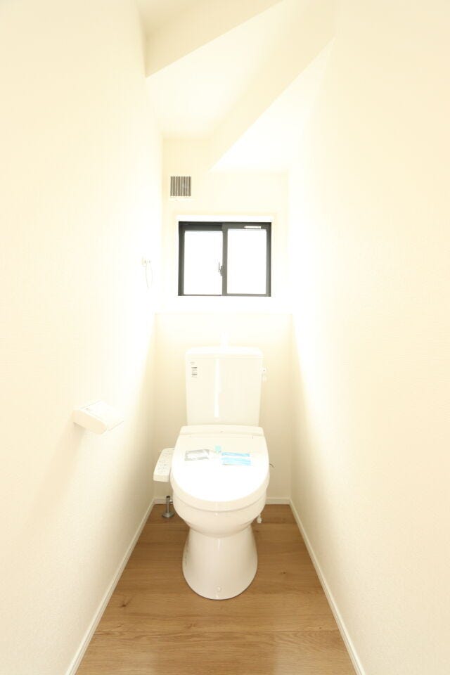 【トイレ】
停電時、災害時に水が流れやすいタンク式で安心性があります。
その場で手を洗ってからドアノブに触れることができるため、衛生面に配慮しています。