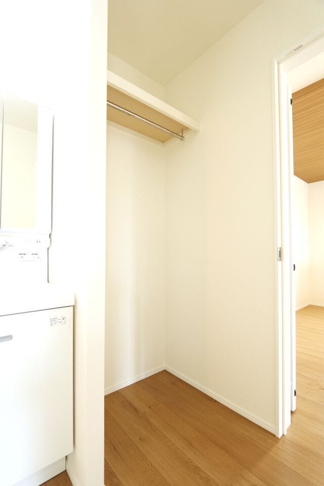 【洗面所】
洗面所横の収納です。
衣類やストック品をしまっておけるので、
部屋を移動する負担も減ります♪