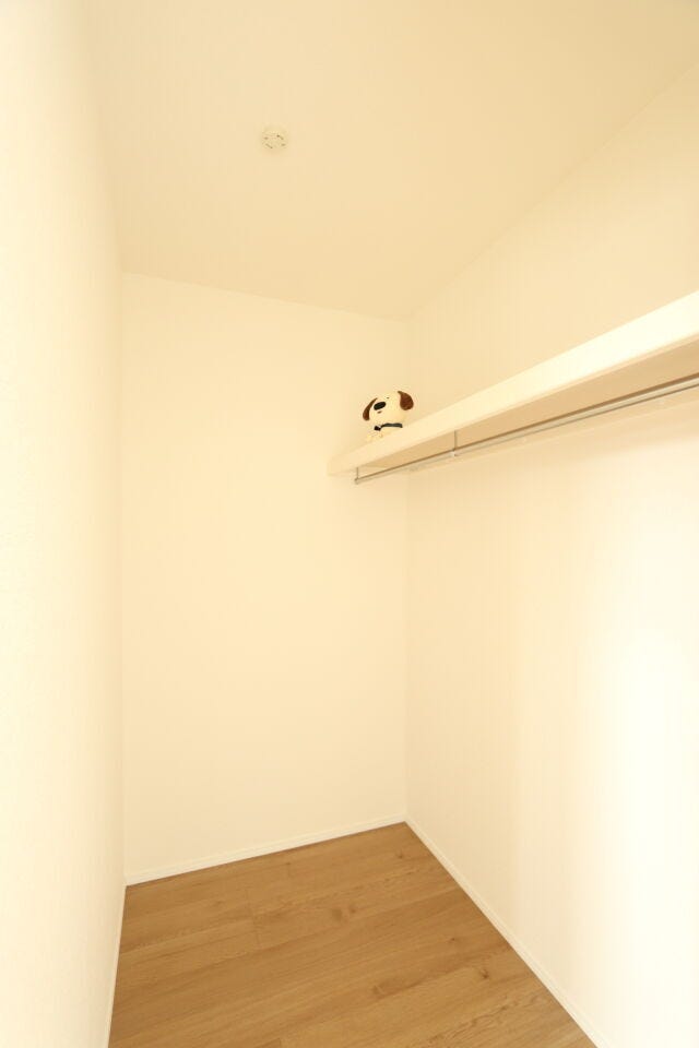 【ウォークインクローゼット】
6帖の洋室に備え付けられており、バルコニーで干した衣類を部屋を移動せず収納できます。
奥行きと高さもあるので、コートなど丈の長い衣類はもちろん、収納ケースも設置可能♪