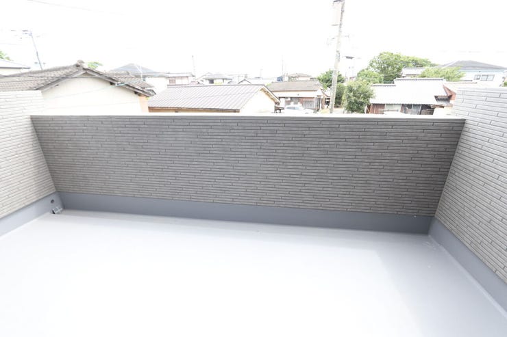 【バルコニー】
9帖の洋室から出入りができるバルコニーです。
広さもあるので家族との時間を満喫する場所としても活躍します♪