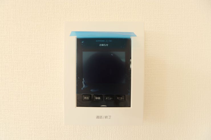 【TVモニター付きインターホン】
訪問者を画像と音声で確認できる、防犯性に優れた安心のシステム。スッキリとしたデザインで、誰でも簡単に操作していただけます。