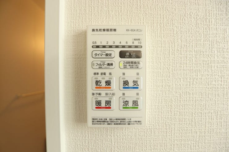 【浴室乾燥機】
入浴後の水滴や湿気を排出し、カビの発生や臭いを抑制する暖房換気乾燥機。雨の日の洗濯物にも効果的です。