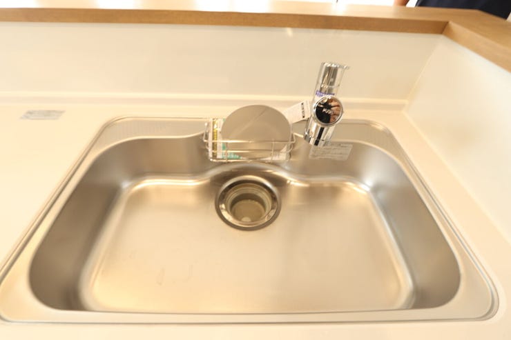 【シンク】
熱や衝撃に強いステンレス製のシンクです。
表面にある目に見えない保護膜が自然に再生するため、水に濡れても長くサビを防ぎます。