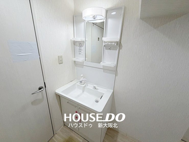 ■鏡の両側にたくさんの収納棚がついた洗面台!
■欲しいものをサッと取り出せるので、忙しい朝の身支度もはかどりそうですね!