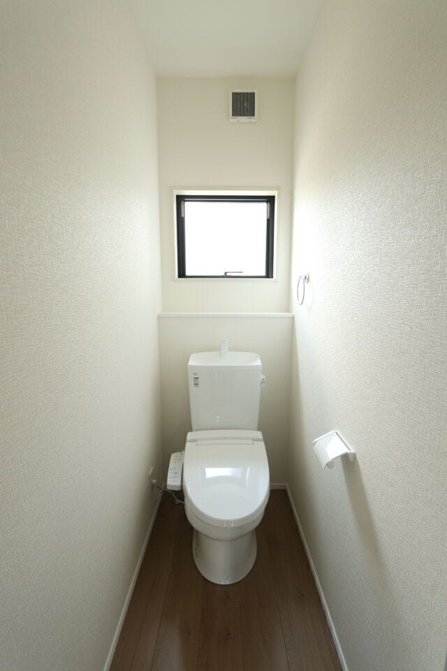 白を基調とした清潔感あふれるトイレ。毎日使う場所だからこそ、明るく心地よい空間に仕上げています。