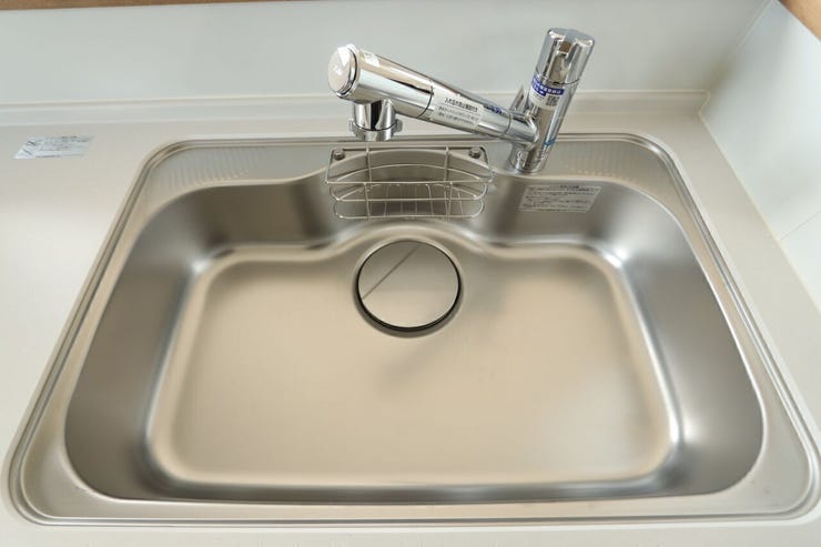 水跳ね音がとても静かなシンク。浄水一体型シャワー水栓でシンクの隅までラクラク掃除ができます。
