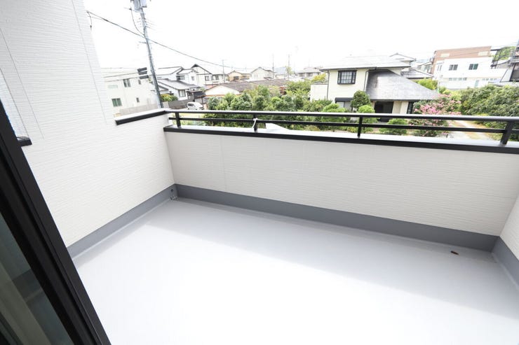 【バルコニー】
6.5帖の洋室から出入りができるバルコニーです。
広い空間なので洗濯物を干す場所だけでなく、家族との時間を満喫する場所としても活躍します♪