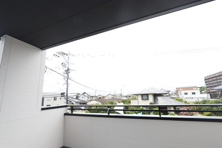 【バルコニー】
6.5帖の洋室から出入りができるバルコニーです。
広い空間なので洗濯物を干す場所だけでなく、家族との時間を満喫する場所としても活躍します♪
