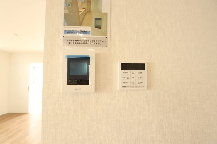 【モニター付きインターホン・浴室リモコン】
訪問者を画像と音声で確認できる、防犯性に優れた安心のシステム。スッキリとしたデザインで、誰でも簡単に操作ができます。
リビングからお湯張りの設定も楽々♪