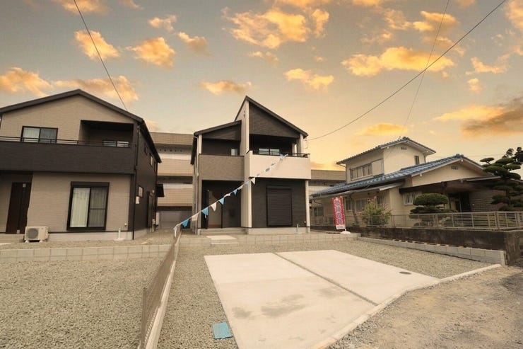 【佐賀市本庄町大字本庄9期 2号棟】
完成済みの2階建て物件です!
お庭スペースと別になっており、お子様が遊んだり、趣味のガーデニングスペースなど、
空間を分けて安心して生活できます♪