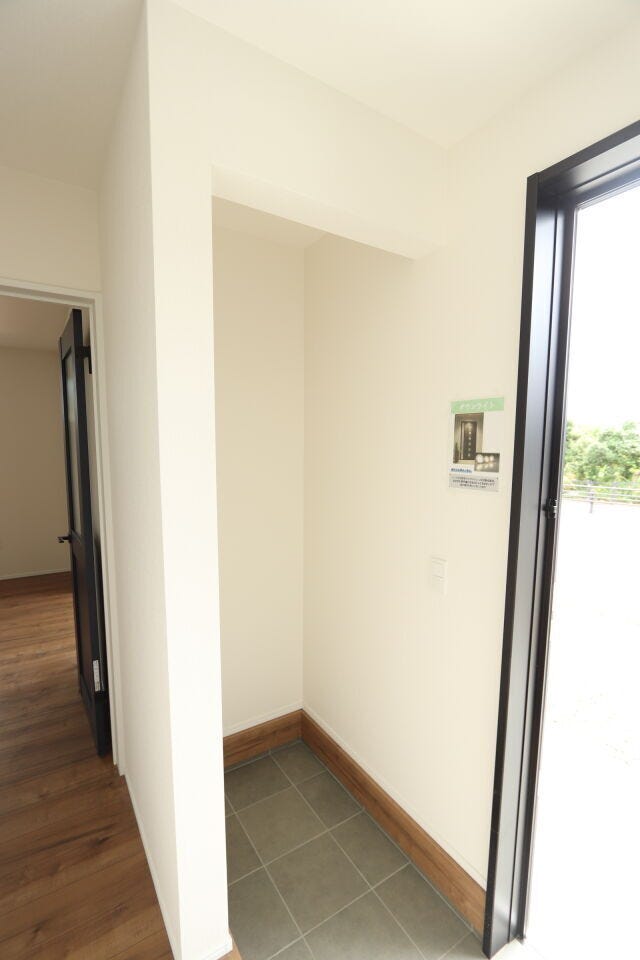 【玄関】
シューズボックスの向かい側にはシューズクロークがついているので、
ベビーカーや外出時の荷物、車のメンテナンス用品など、
用途にあわせて収納可能です♪