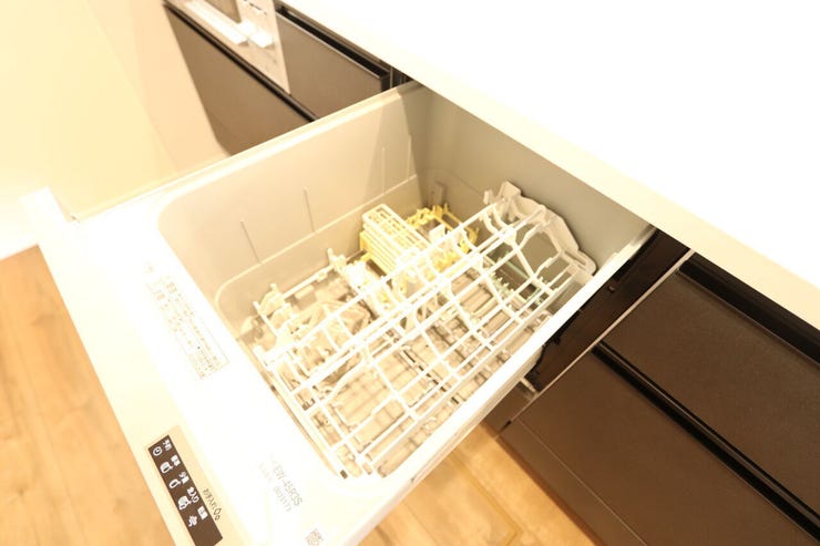 【食器洗浄乾燥機】
油汚れがスッキリ落ちるだけでなく、雑菌の繁殖を抑えて高い除菌効果を発揮します。
数十分~1時間の作業から解放されるため、家族と過ごす時間や趣味、休息時間に充てることができます♪