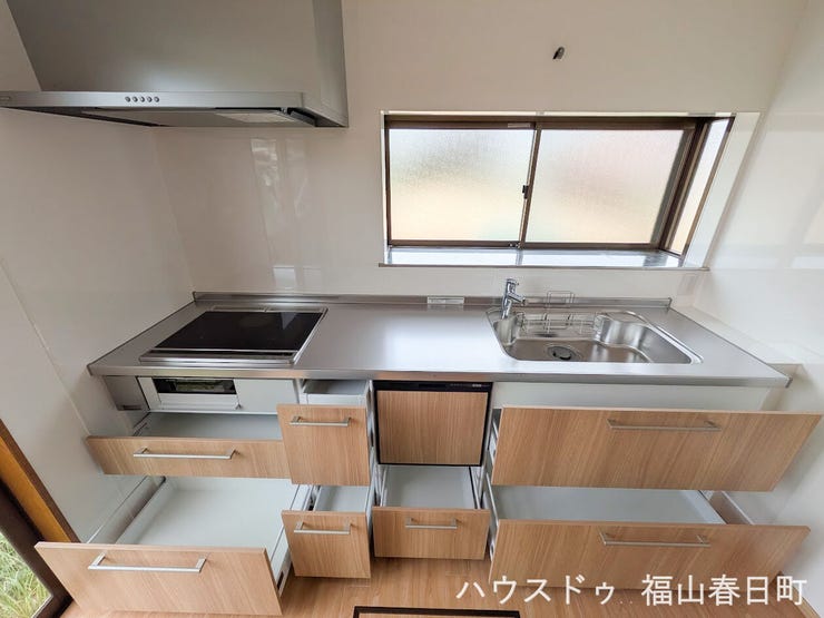 食品や調理器具をすっきり収納できる、便利なキッチン横収納スペースです。