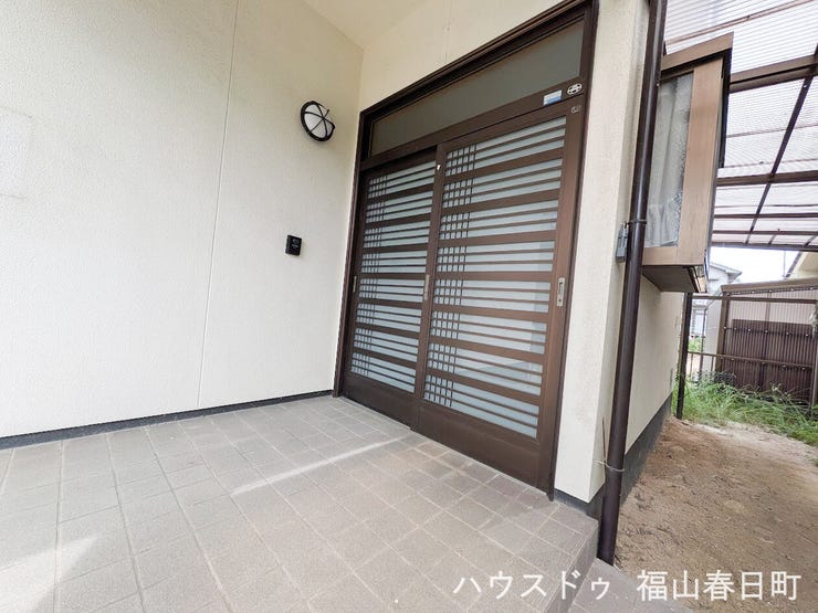 屋根のあるゆったりとしたポーチで、雨の日の出入りもしやすい設計です。