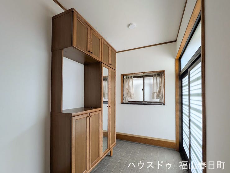 ゆとりある空間で靴の脱ぎ履きもストレスなく、来客を温かく迎えられる品のある第一印象です。