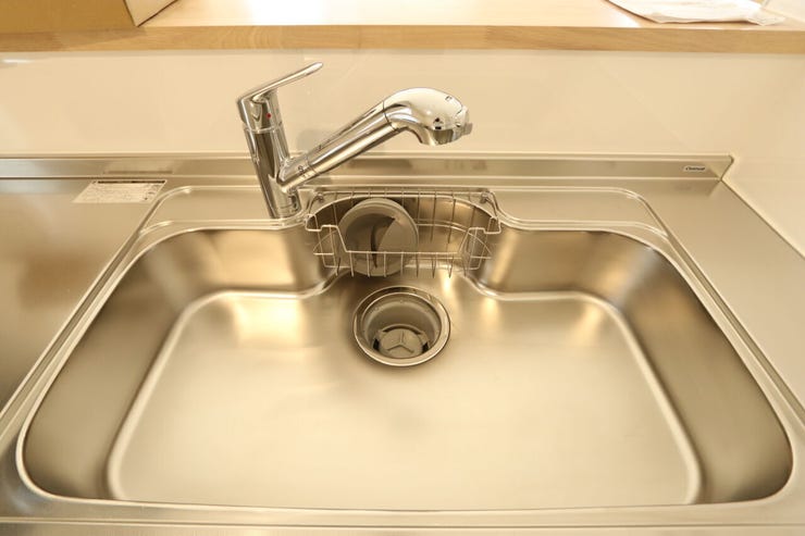 【シンク】
継ぎ目が少なく汚れが溜まりにくい滑らかな造りで、
日々の拭き掃除やお手入れがしやすく、清潔感を保ちやすい仕様です。