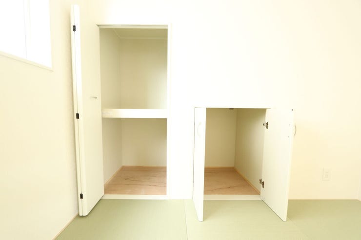 リビング横の和室です。
小さなお子様のおむつ替えやキッズスペースとしてはもちろん、
お客様のゲストルームとしても活用可能です♪