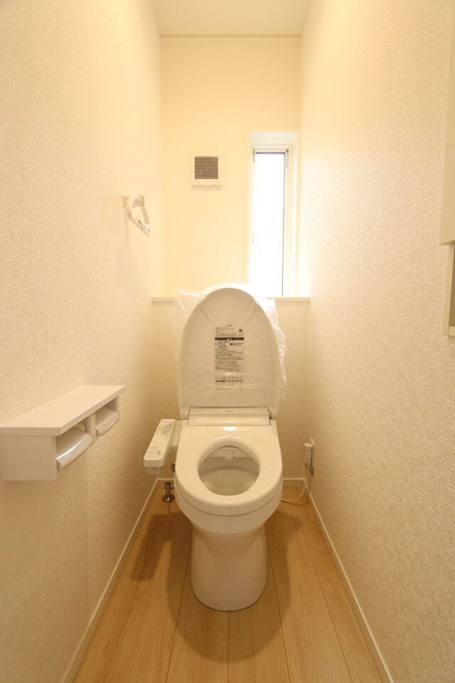 【トイレ】
停電時、災害時に水が流れやすいタイプで安心性があります。
タンク式でその場で手を洗ってからドアノブに触れることができるため、衛生面に配慮しています。