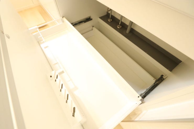 【キッチン収納】
どこに何があるか一目で分かりやすいキッチン収納です。
奥の物まで見渡せるフルスライド式の引き出しを完備。重い調理器具や調味料もスムーズに取り出せます♪