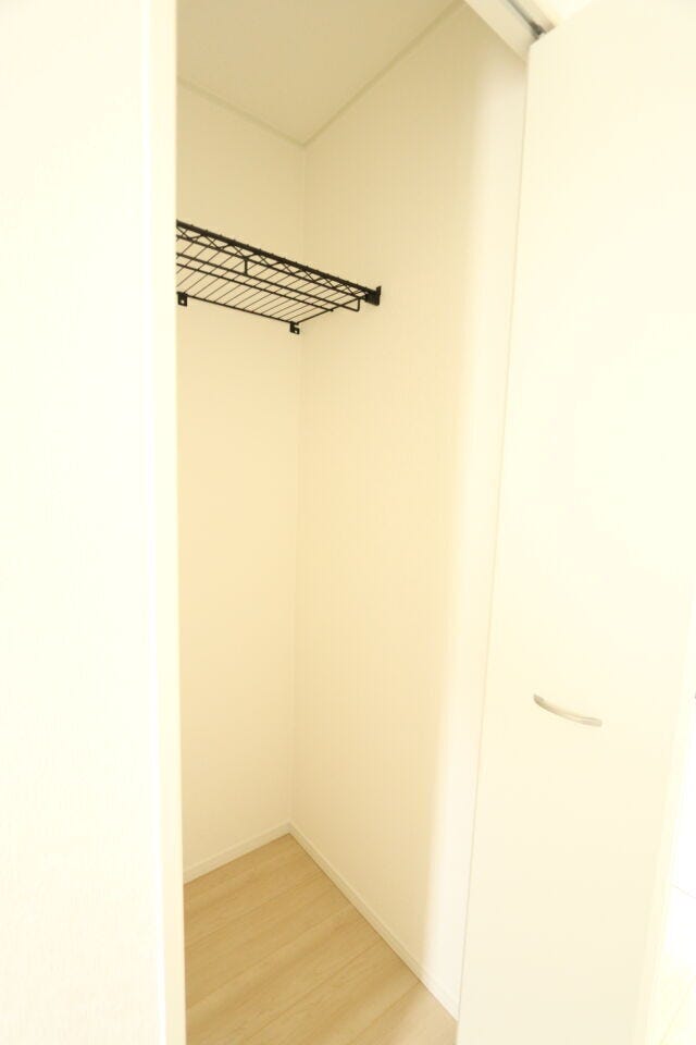 【2階 廊下収納】
階段付近の収納です。
消耗品や掃除道具、救急箱などの家族みんなが使う
「共用の日用品・ストック置き場」としても活用可能!
使い方は無限大です♪