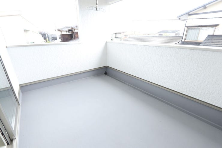 【バルコニー】
2つの部屋から出入りできるバルコニーです。
干した衣類を『畳む⇒収納する』作業の負担を最小限にします。
ゆとりのあるスペースで、家族とのくつろぎスペースとしても活用可能です♪