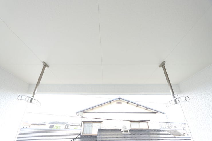 【室外物干機】
バルコニーの室外物干機です。
一度にたくさんの衣類を干すことが可能です。
晴れた日には布団を干すのにも最適です!
