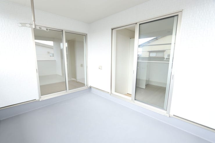 【バルコニー】
2つの部屋から出入りできるバルコニーです。
干した衣類を『畳む⇒収納する』作業の負担を最小限にします。
ゆとりのあるスペースで、家族とのくつろぎスペースとしても活用可能です♪