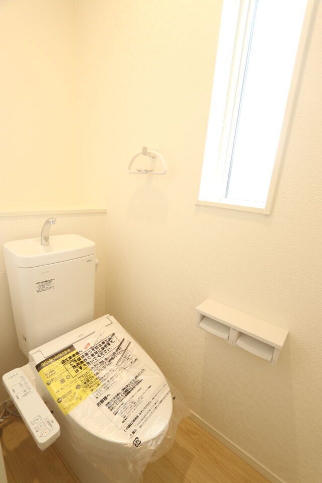 【トイレ】
停電時、災害時に水が流れやすいタイプで安心性があります。
タンク式でその場で手を洗ってからドアノブに触れることができるため、衛生面に配慮しています。