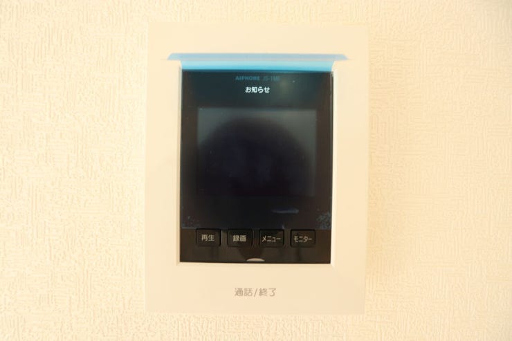 【TVモニター付きインターホン】
訪問者を画像と音声で確認できる、防犯性に優れた安心のシステム。スッキリとしたデザインで、誰でも簡単に操作していただけます。