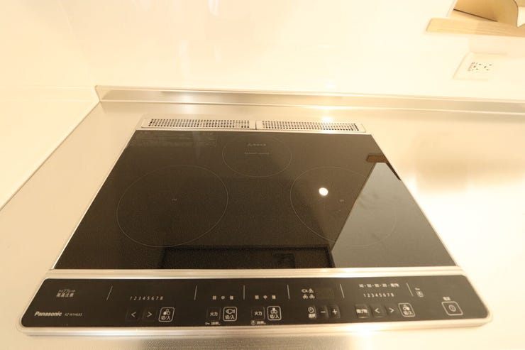 【IHクッキングヒーター】
調理中に吹きこぼれや油ハネがあっても、サッとひと拭きするだけで簡単にきれいになります。
熱効率が良く、お湯が沸くスピードが早いです。